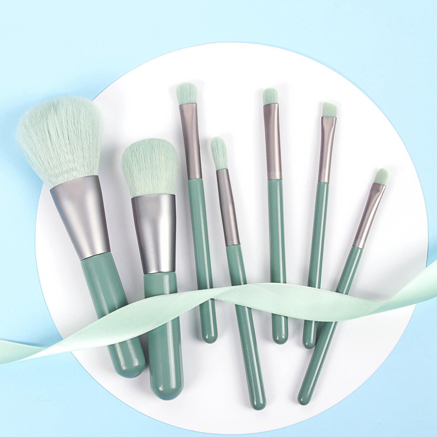 Makeup, Blush, Eyeshadow and Lip Brush Set of 7 Makeup Brushes.