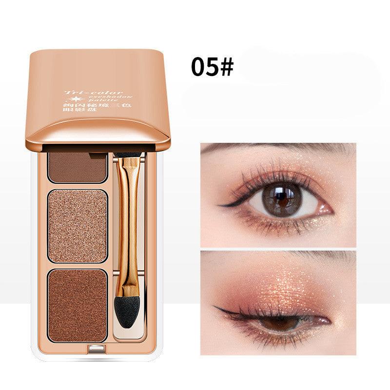 Three Color Eye Shadow Plate With Pearly Light.