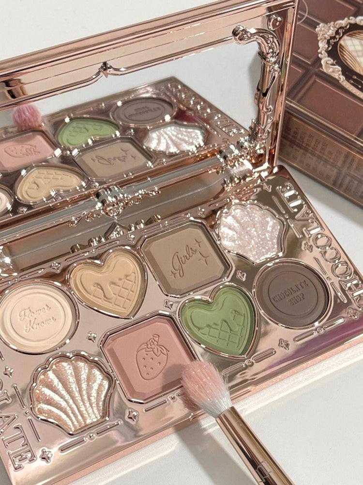 Eye Shadow With Eight Color Highlights.